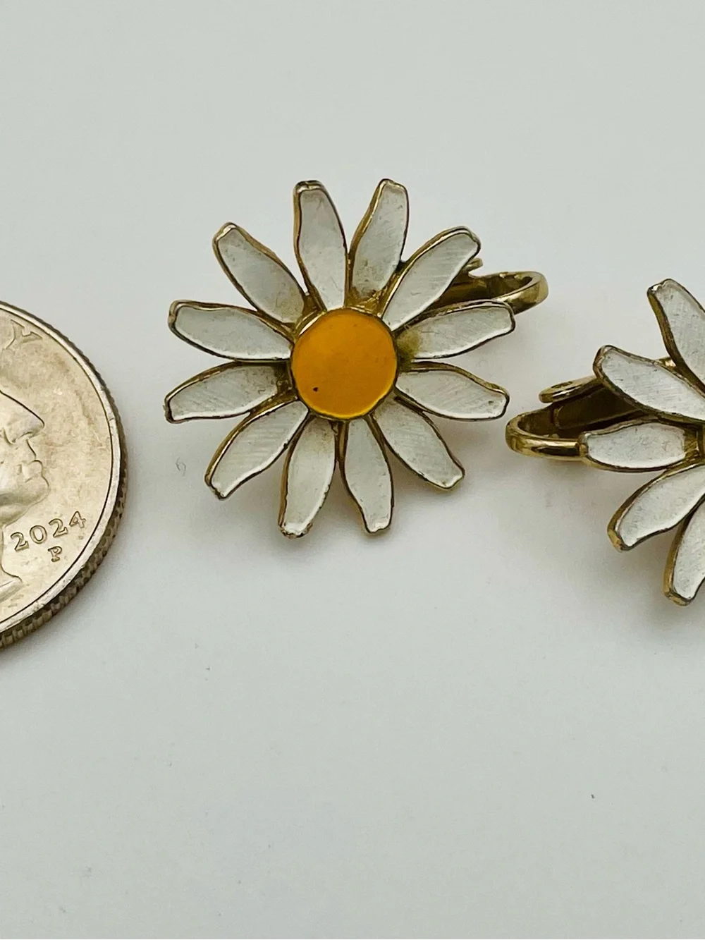Vintage White & Yellow Enamel Daisy Clip-On Earrings. Mid century Modern